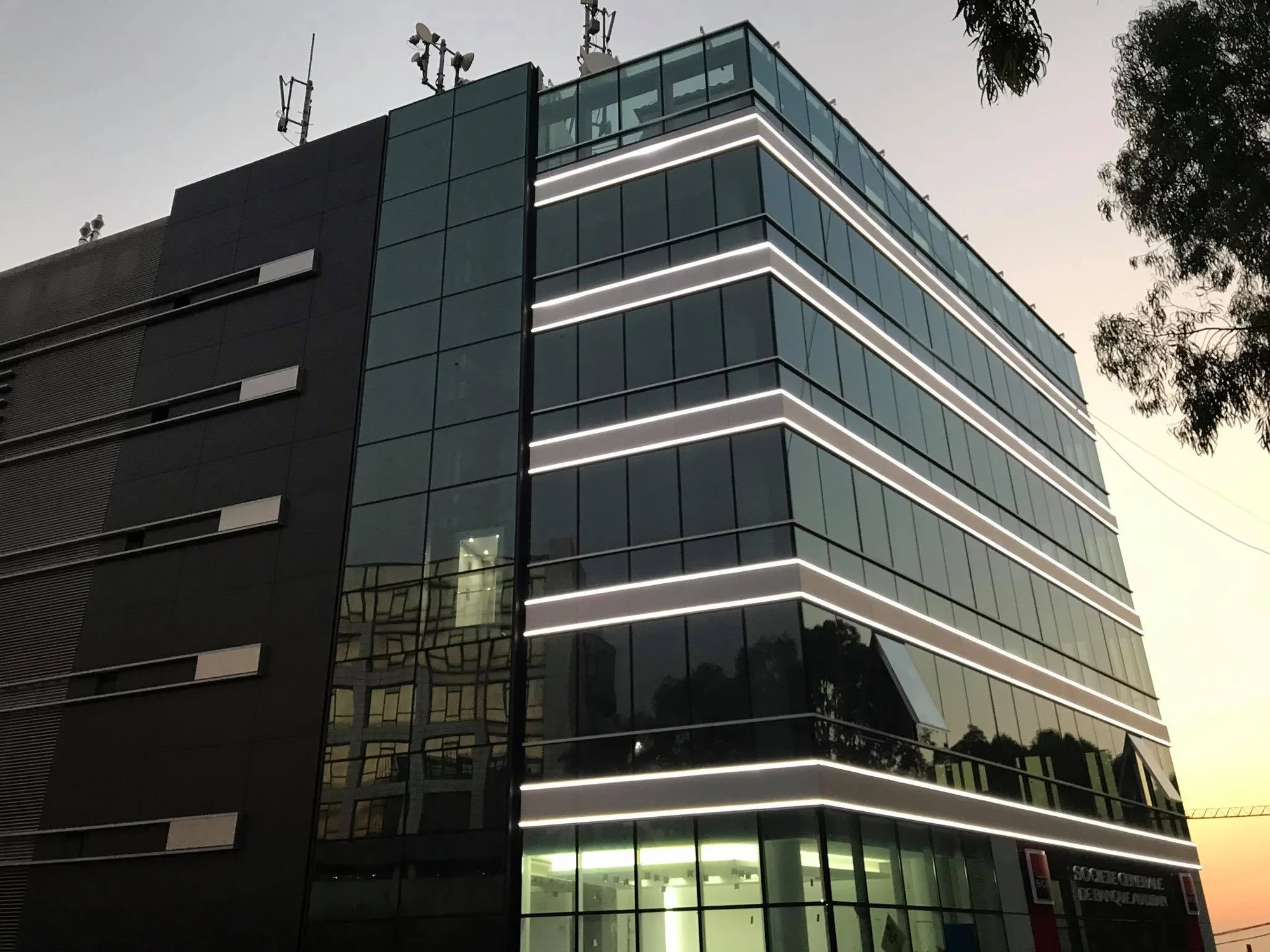 Mada Office Building, light lines along every floor, Hazmieh